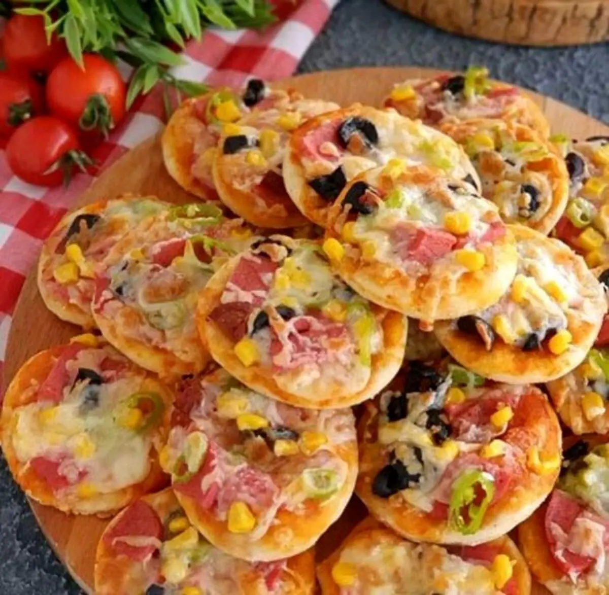 طرز تهیه مینی پیتزا؛ فینگر فود خانگی و مجلسیمینی پیتزا یکی از روش&zwnj;های تهیه پیتزا می&zwnj;باشد که امروزه خیلی ترند شده، زیرا برای تولد&zwnj;ها و مجالس و مهمونی بسیار کاربرد دارد، زیرا خیلی سرو آن راحت و در واقع یک نوع پیتزای لقمه&zwnj;ای می&zwnj;باشد.