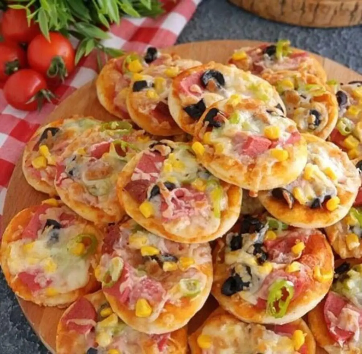 طرز تهیه مینی پیتزا؛ فینگر فود خانگی و مجلسیمینی پیتزا یکی از روش&zwnj;های تهیه پیتزا می&zwnj;باشد که امروزه خیلی ترند شده، زیرا برای تولد&zwnj;ها و مجالس و مهمونی بسیار کاربرد دارد، زیرا خیلی سرو آن راحت و در واقع یک نوع پیتزای لقمه&zwnj;ای می&zwnj;باشد.