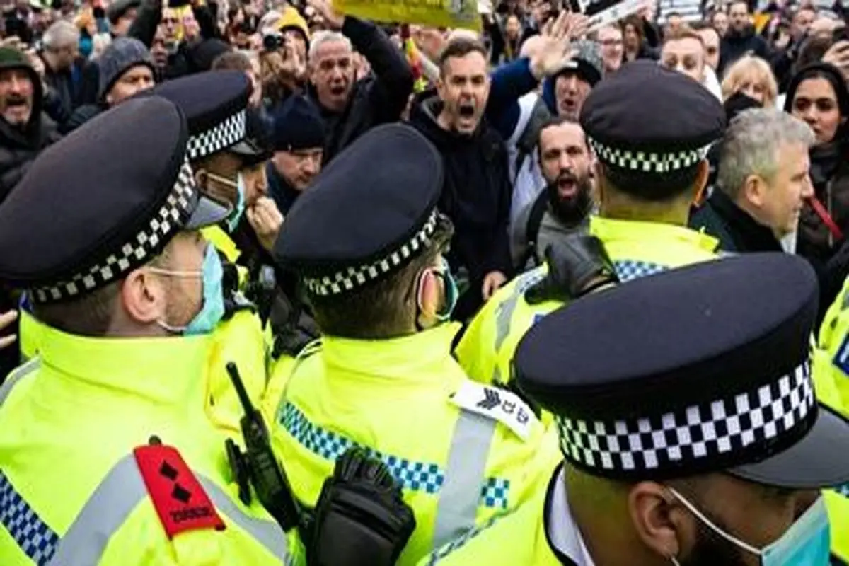 درگیری پلیس انگلیس با معترضان به محدودیت‌های کرونایی + فیلم