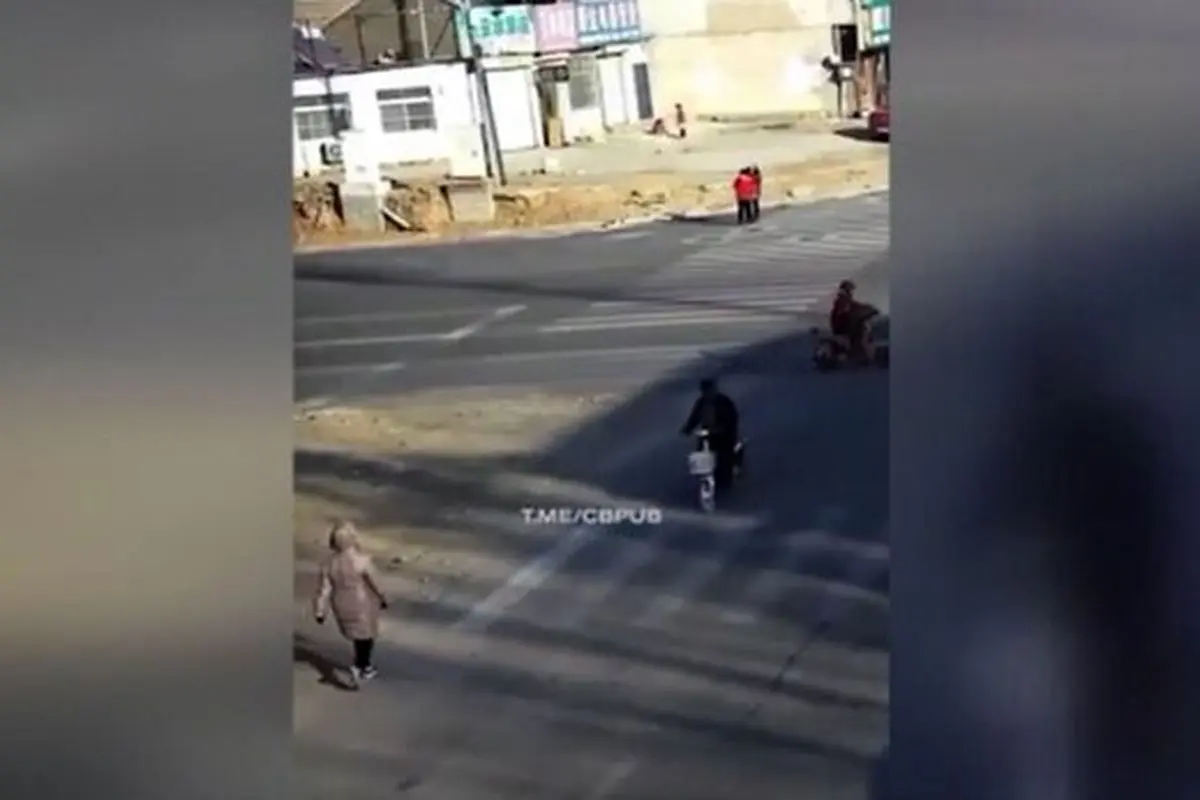 لحظه هولناک و تلخ زیر گرفتن یک زن و یک موتورسوار توسط راننده وانت ( ۱۸+) + فیلم