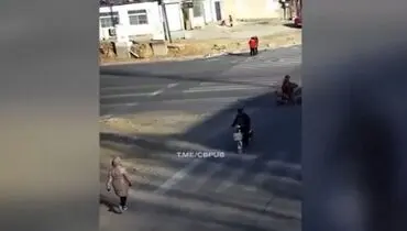 لحظه هولناک و تلخ زیر گرفتن یک زن و یک موتورسوار توسط راننده وانت ( ۱۸+) + فیلم