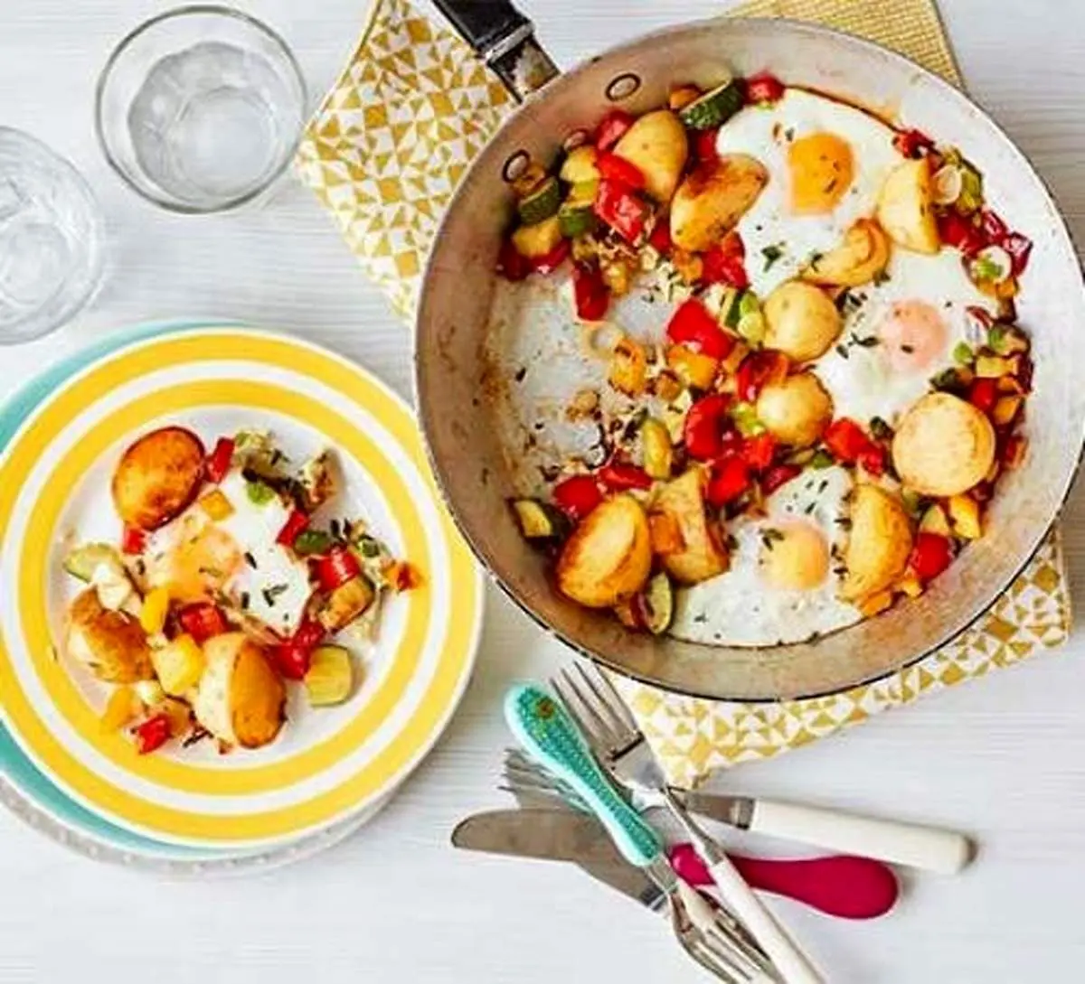 ماهی تابه تخم و مرغ و سبزیجات؛ کاملترین صبحانهدر ماهی تابه تخم مرغ و سبزیجات، تخم مرغ و سبزیجاتی مثل فلفل و کدو سبز همه این‌ها با هم ترکیب می‌شوند تا یک صبحانه فوق العاده سالم را برای شما و خانواده ترتیب دهند. این صبحانه آنقدر خوش رنگ می‌ش