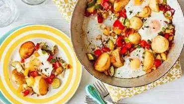 ماهی تابه تخم و مرغ و سبزیجات؛ کامل‌ترین صبحانهدر ماهی تابه تخم مرغ و سبزیجات، تخم مرغ و سبزیجاتی مثل فلفل و کدو سبز همه این&zwnj;ها با هم ترکیب می&zwnj;شوند تا یک صبحانه فوق العاده سالم را برای شما و خانواده ترتیب دهند. این صبحانه آنقدر خوش رنگ می&zwnj;ش