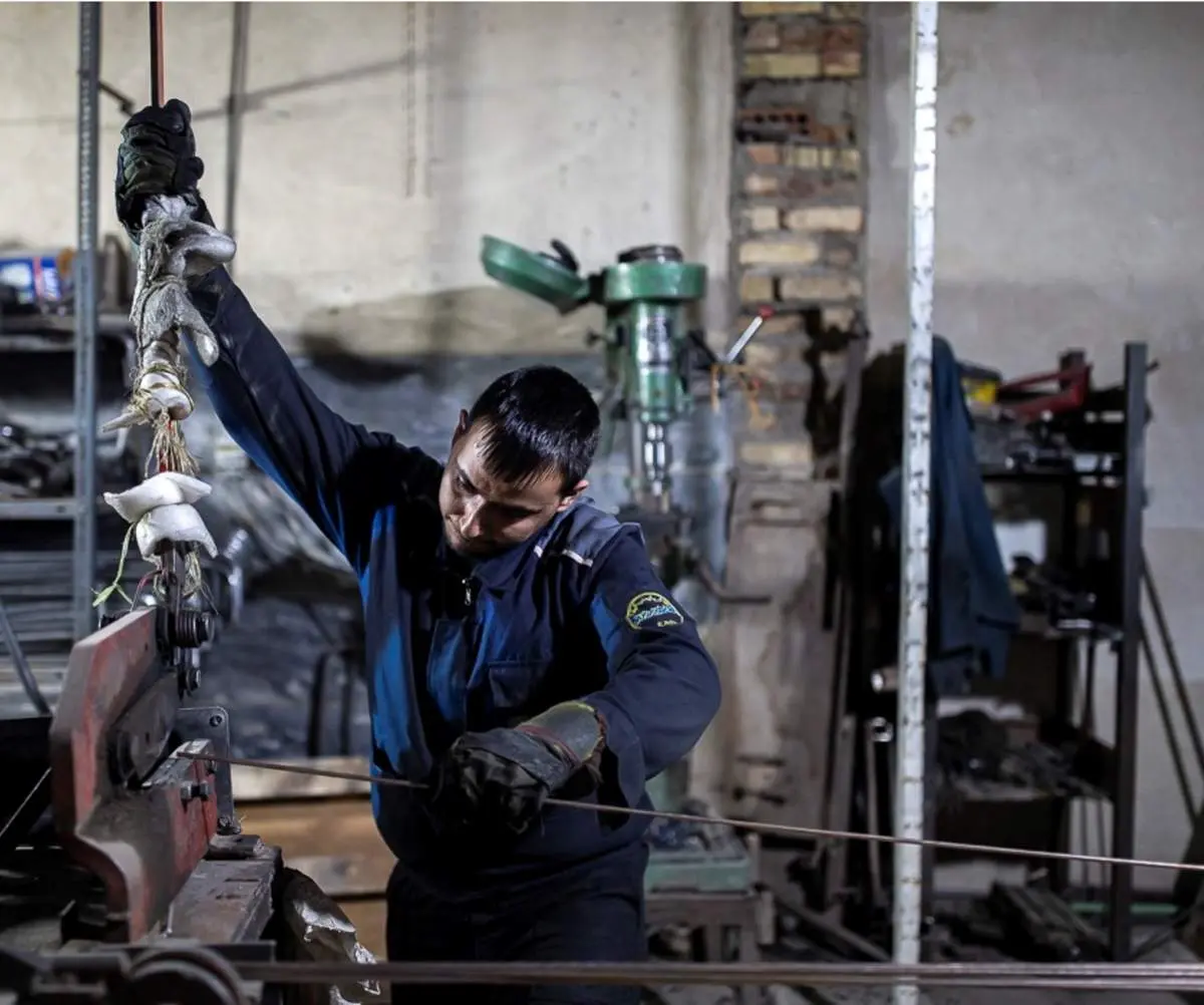 کارخانه ساخت ویلچر با کارگران خاص