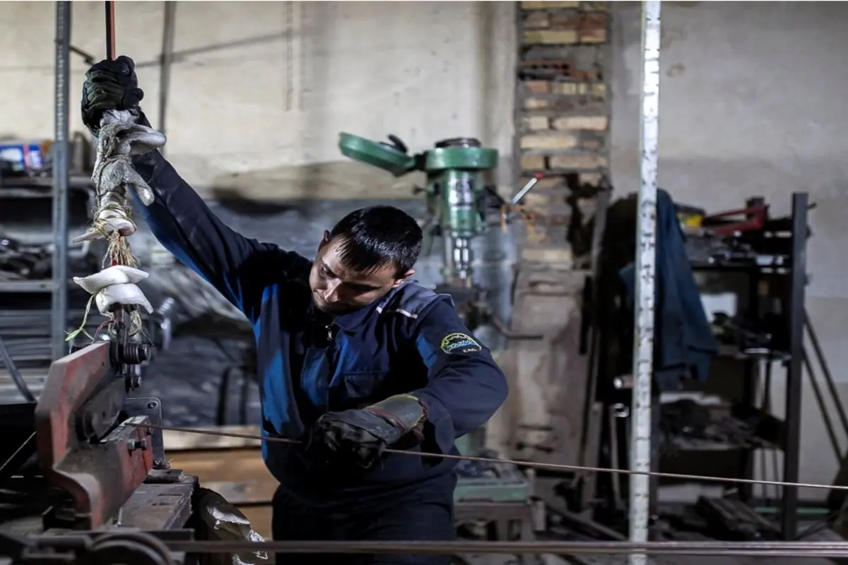 کارخانه ساخت ویلچر با کارگران خاص