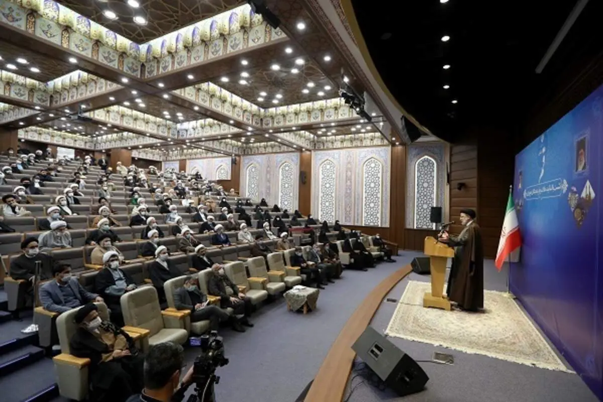 اگر به اقتصاد مقاومتی توجه می‌شد، مشکلات امروز را نداشتیم/ راه‌حل فائق آمدن بر مشکلات، تحول علم‌پایه است/ ارتباط نزدیک حوزه‌های علمیه با دولت یک ضرورت است