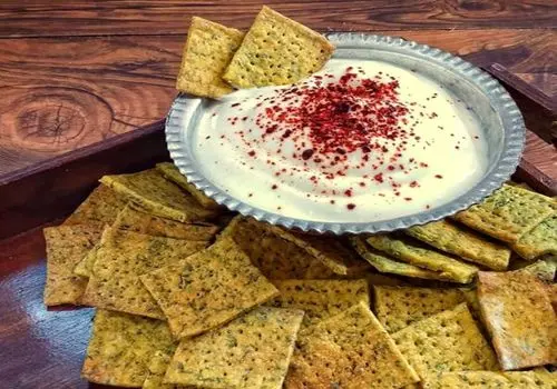 چگونه کراکرها باعث پوسیدگی دندانها می‌شوند؟