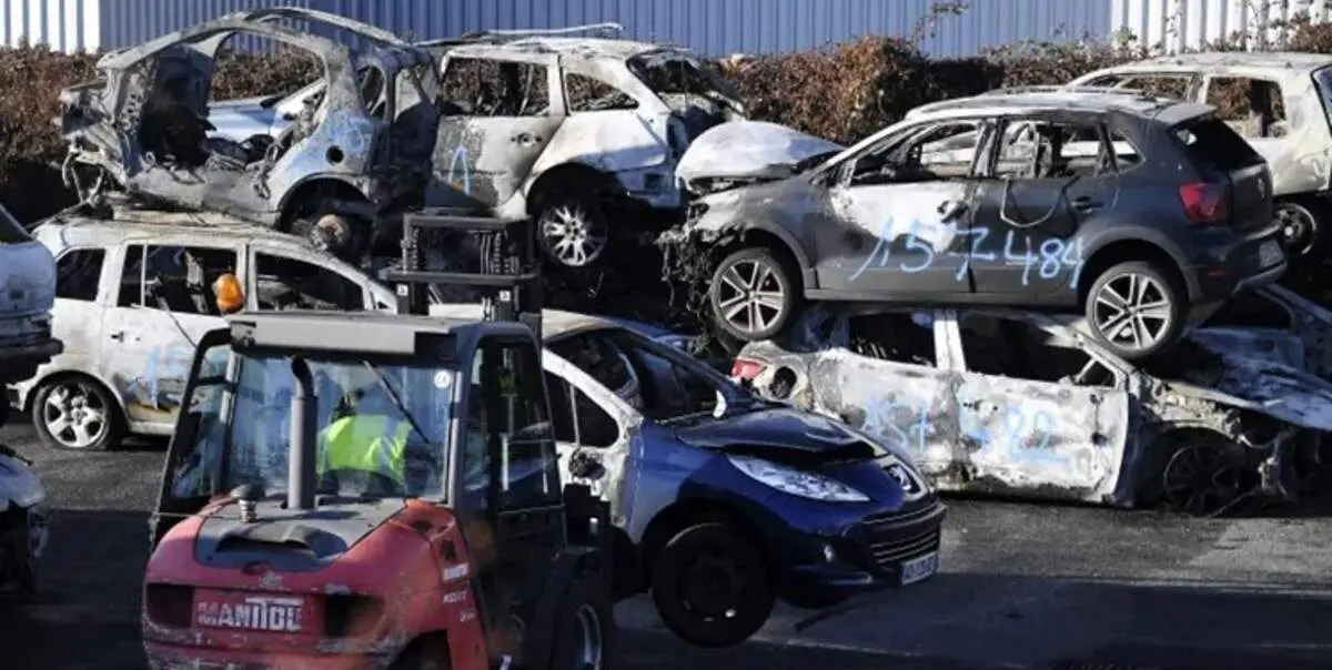 آتش زدن خودرو و شورش‌ خیابانی، همزمان با آغاز سال نو در فرانسه و آلمان+عکس