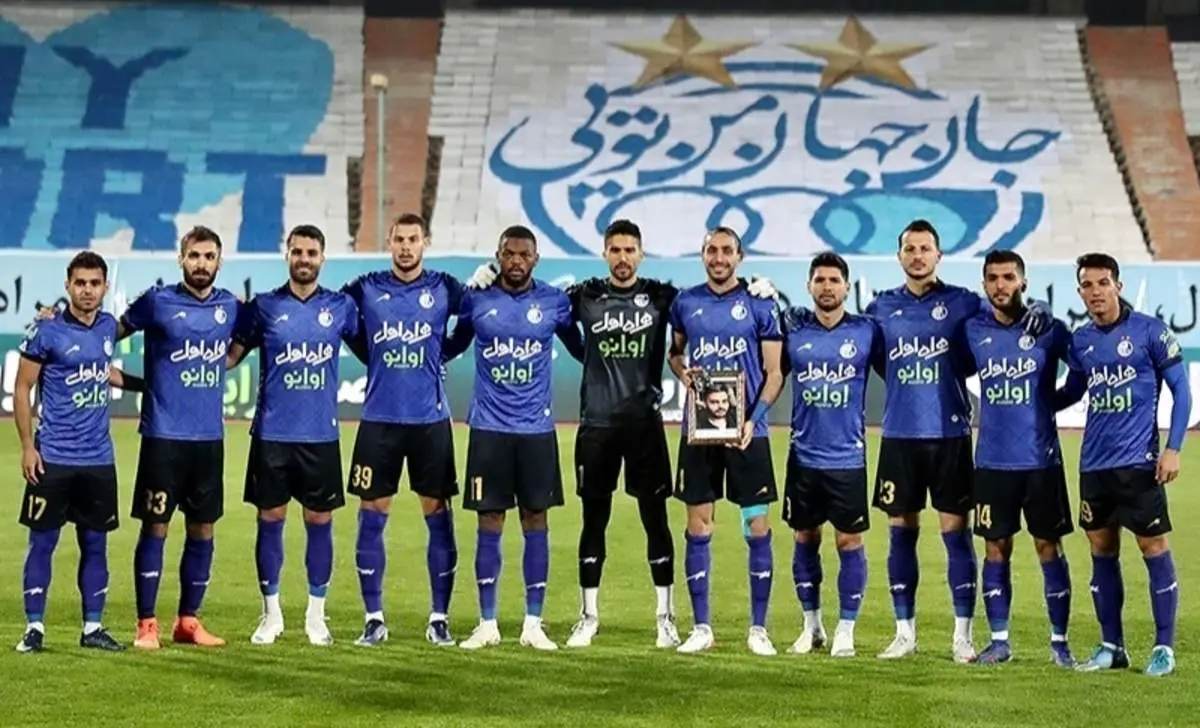 انتظار هواداران استقلال مقابل هتل در روز بارانی اراک