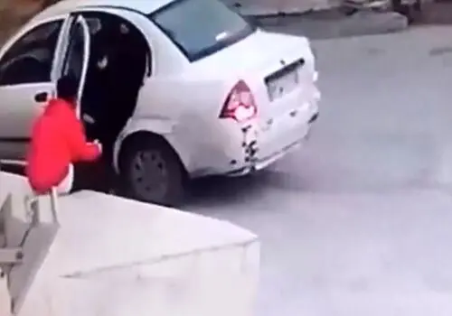 لحظه سرقت موبایل یک خبرنگار مقابل دوربین + فیلم