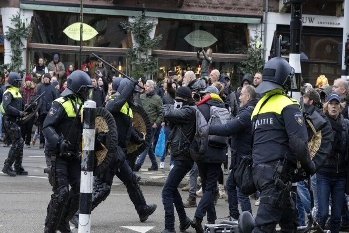 درگیری پلیس هلند با معترضان به تمهیدات کرونایی