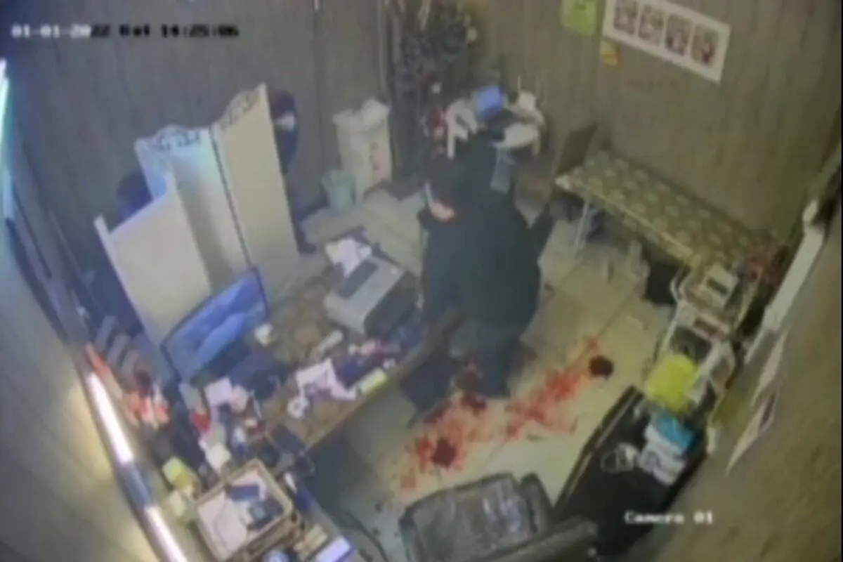 لحظه تلخ و وحشتناک مجروح کردن پزشک ایذه‌ای با شلیک گلوله در مطبش + فیلم