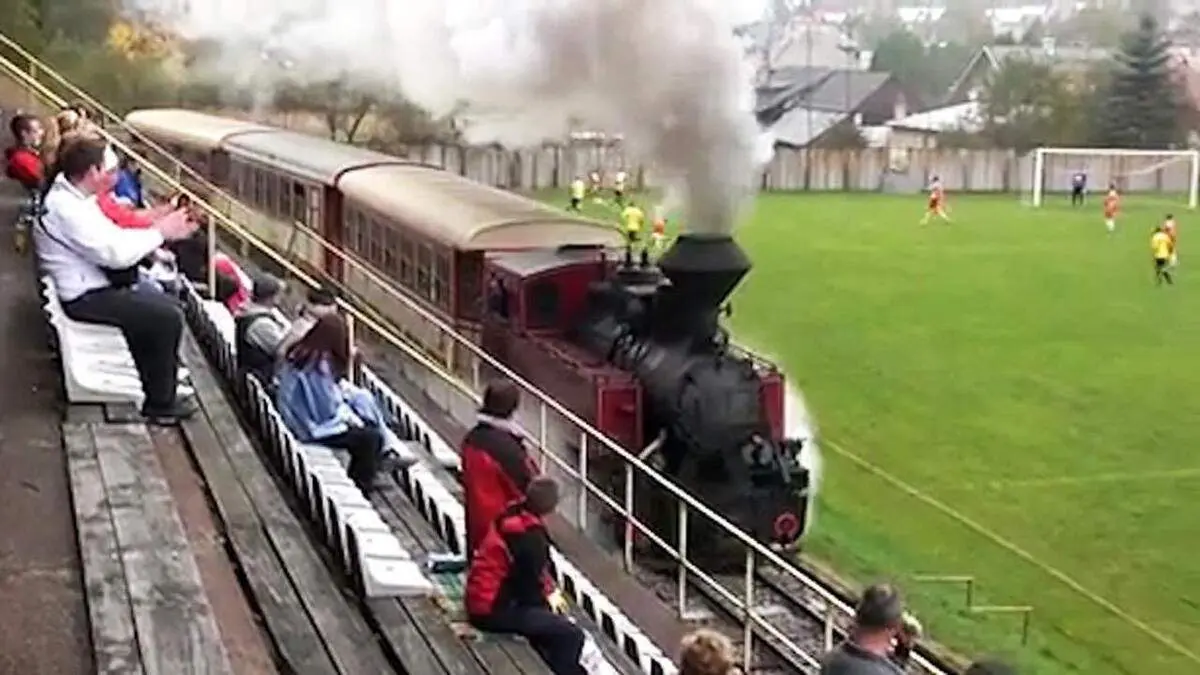 عبور حیرت‌انگیز قطار از وسط یک استادیوم فوتبال + فیلم