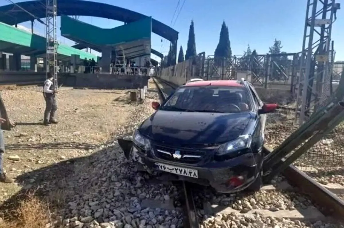 یک خودرو روی ریل‌های خط ۵ متروی تهران و حومه + عکس