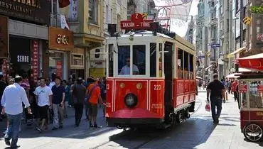 اشتباه هولناک راننده یک خودرو در استانبول که مسافران قطار را شگفت زده کرد + فیلم