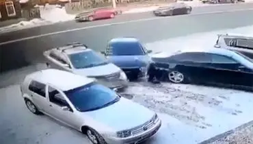 تصادف خنده‌دار دو خودرو برای جای پارک! + فیلم