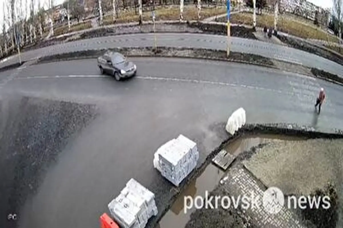 تصادف وحشتناک یک اتومبیل با زن اوکراینی روی خط عابر پیاده + فیلم
