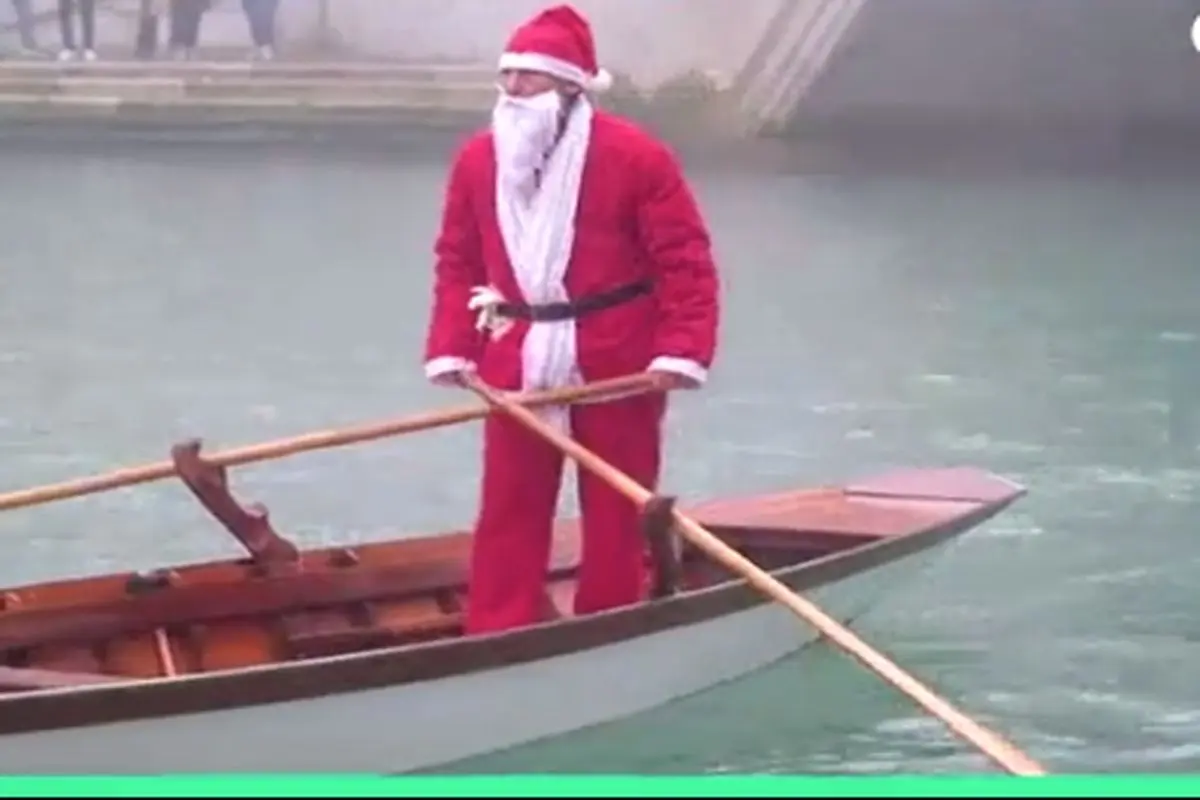 ونیز ایتالیا مملو از بابانوئل شد!+ فیلم