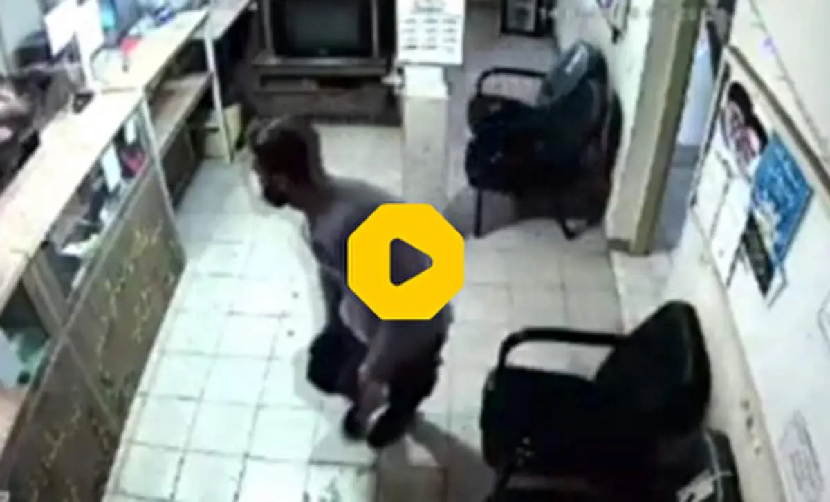 لحظه حمله وحشیانه دو سارق به دختر بی‌دفاع اراکی+ فیلم
