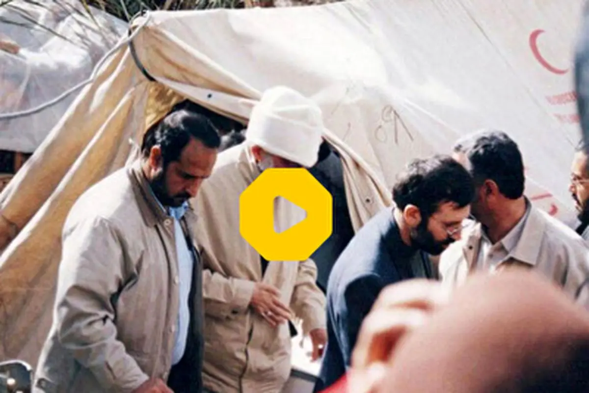 حضور رهبرانقلاب با لباس مبدل در مناطق زلزله‌زده بم+ فیلم