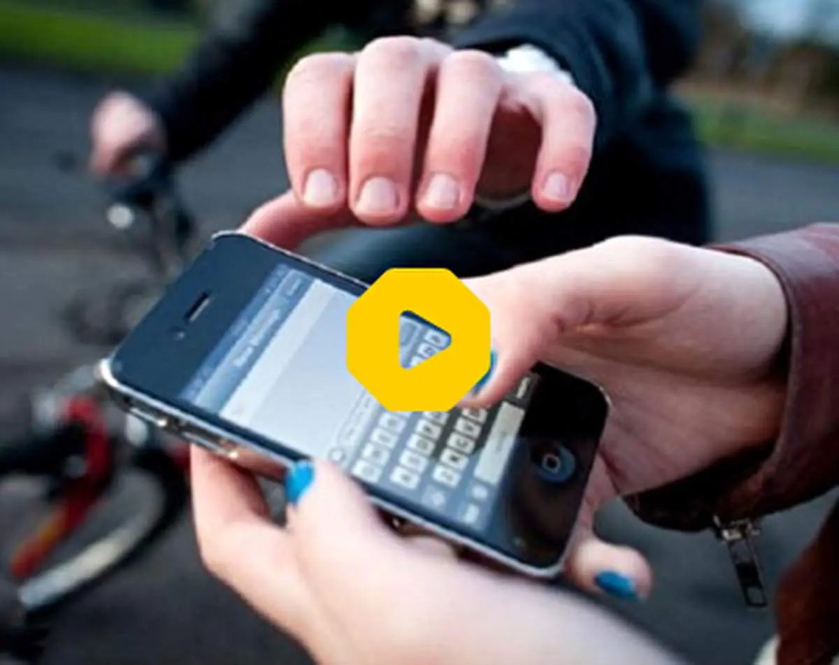 سرقت موبایل یک راننده وانت توسط دو سارق وسط خیابان+ فیلم