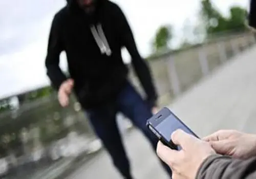 لحظه سرقت موبایل یک خبرنگار مقابل دوربین + فیلم