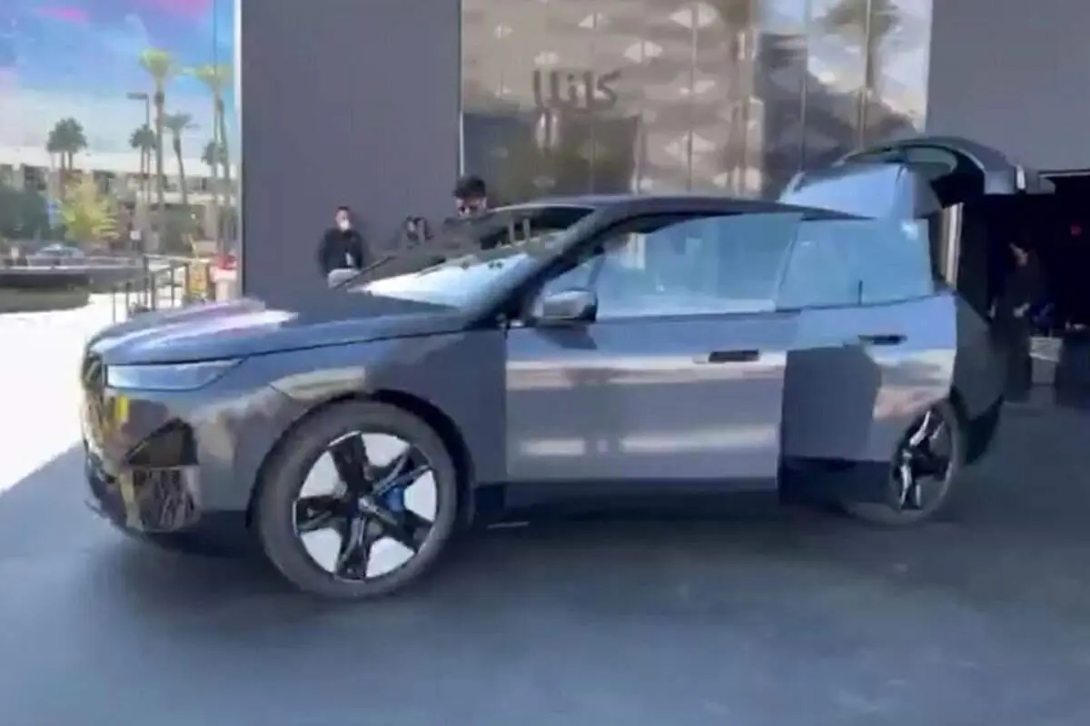 رونمایی از خودرو شگفت انگیز BMW که در ثانیه تغییر رنگ می‌دهد + فیلم