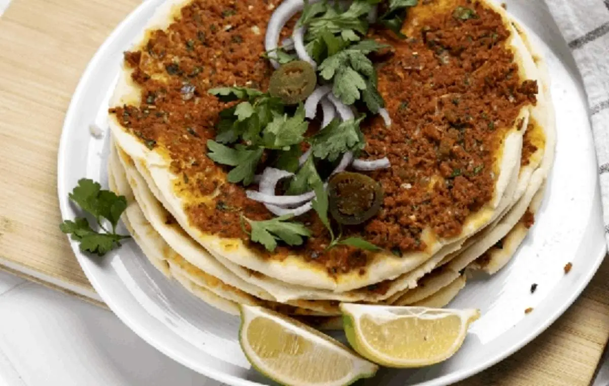 طرز تهیه لاهماجون؛ پیتزایی به روش ترکها