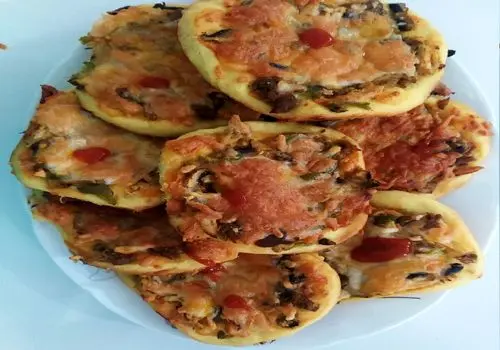 این پیتزای خوشمزه و فوری با کمترین امکانات آماده کنید+فیلم