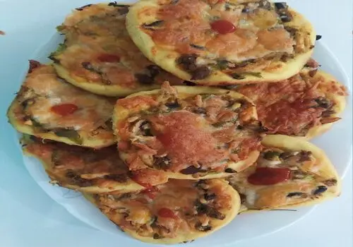 این پیتزای خوشمزه و فوری با کمترین امکانات آماده کنید+فیلم