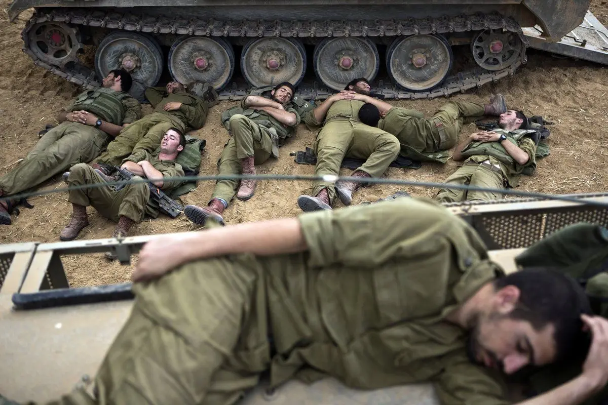 لگد زدن به سرباز اسرائیلی خوابیده در مرز لبنان + فیلم