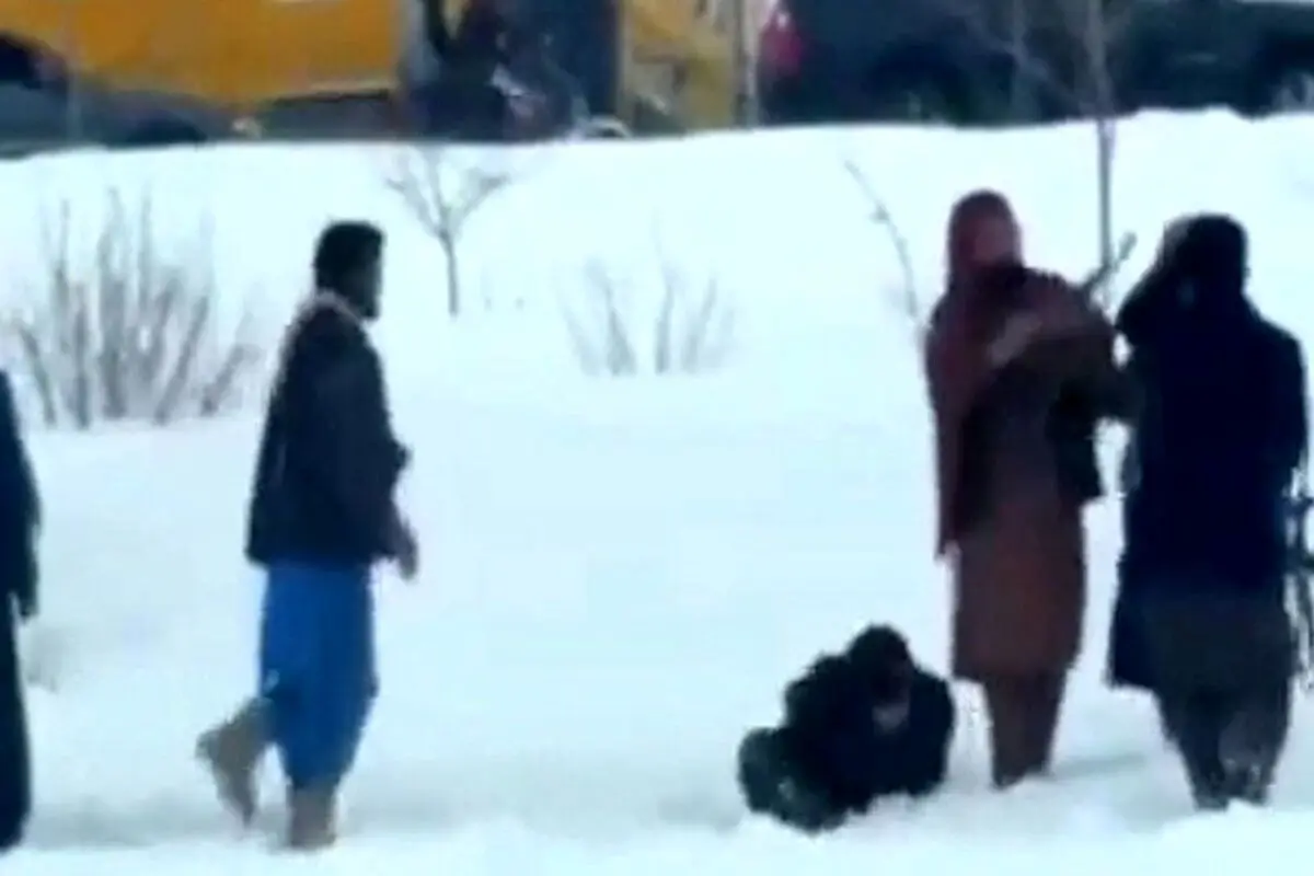 بازداشت یک زوج توسط گشت ارشاد طالبان به جرم برف‌بازی + فیلم