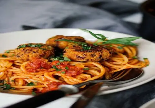 طرز تهیه اسپاگتی با سس ماست و دانه کاج