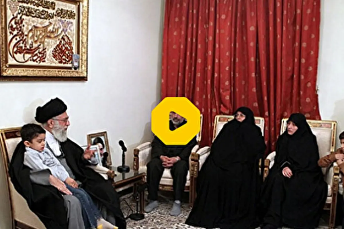 لحظاتی از حضور رهبر انقلاب در منزل شهید احمدی روشن+فیلم