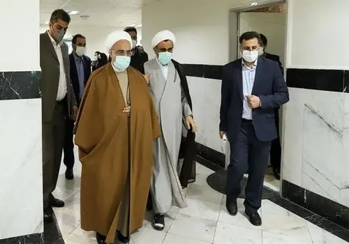 تصویر بوسه مصدق بر دستان ثریا اسفندیاری