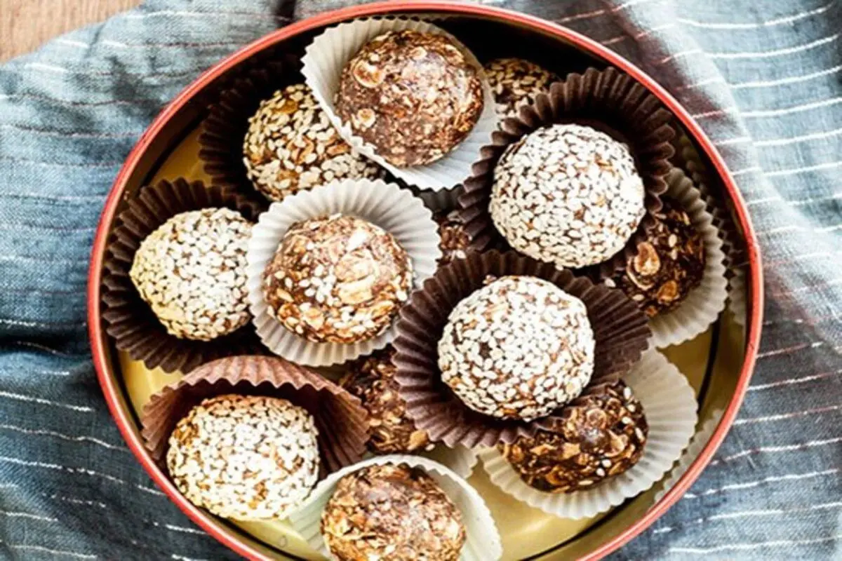 طرز تهیه رولت خرما با زنجبیل و گردو