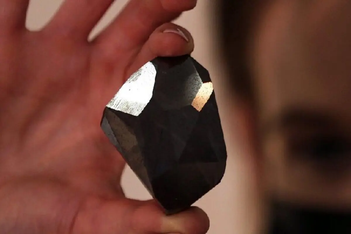 نمایش الماس سیاه در دبی | جواهری که به زمین تعلق ندارد + فیلم