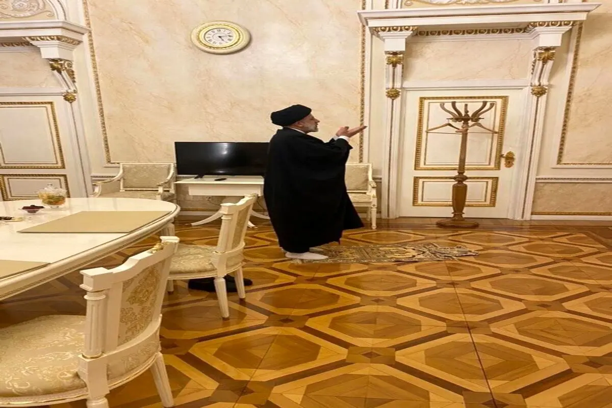 نماز خواندن رئیسی در کاخ روس‌ها