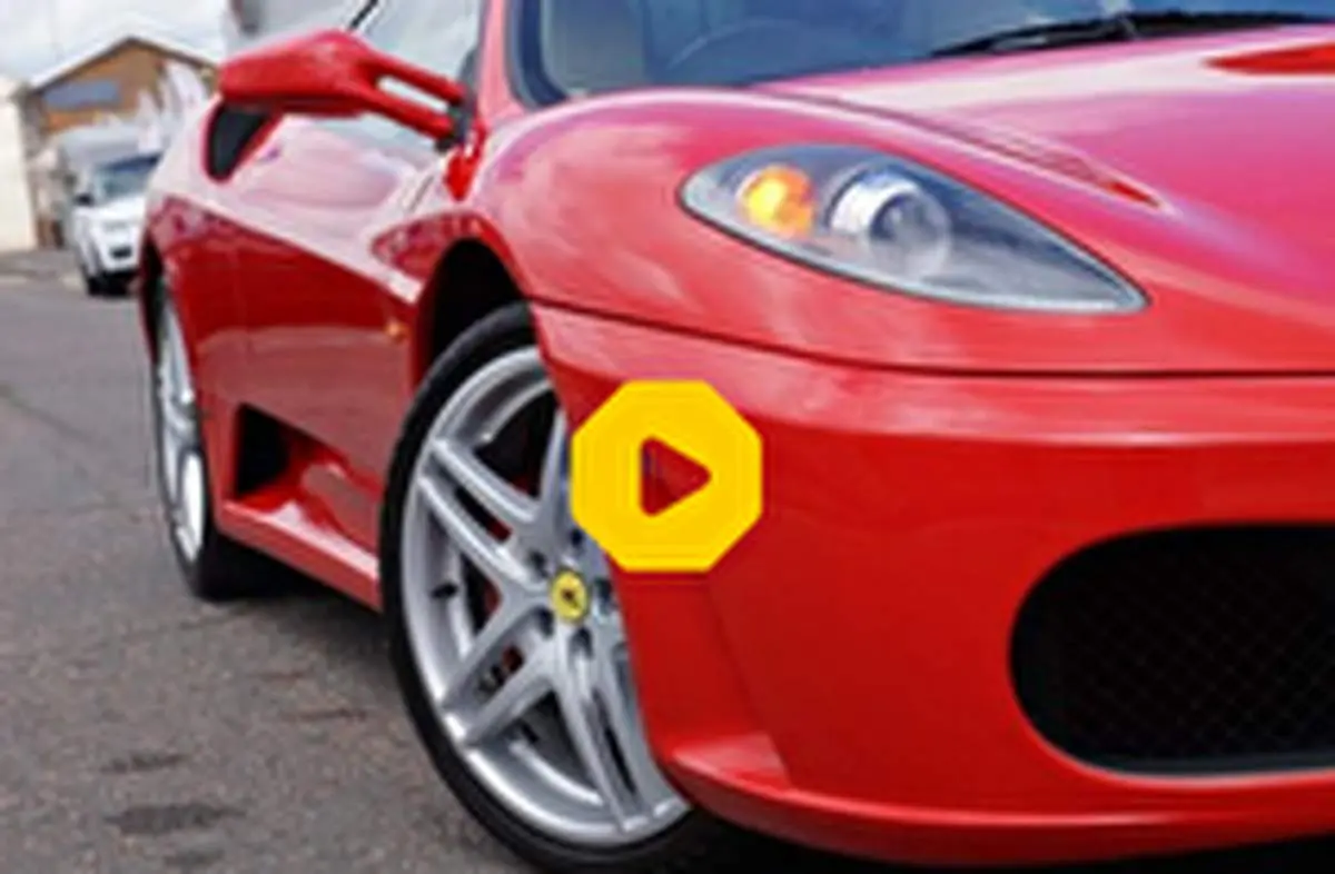 گیر کردن فراری فوق لاکچری در یک کوچه بسیار باریک+فیلم