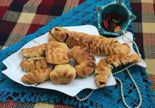 طرز تهیه پیراشکی پیتزایی خانگی با خمیر نرم و کش‌دار
