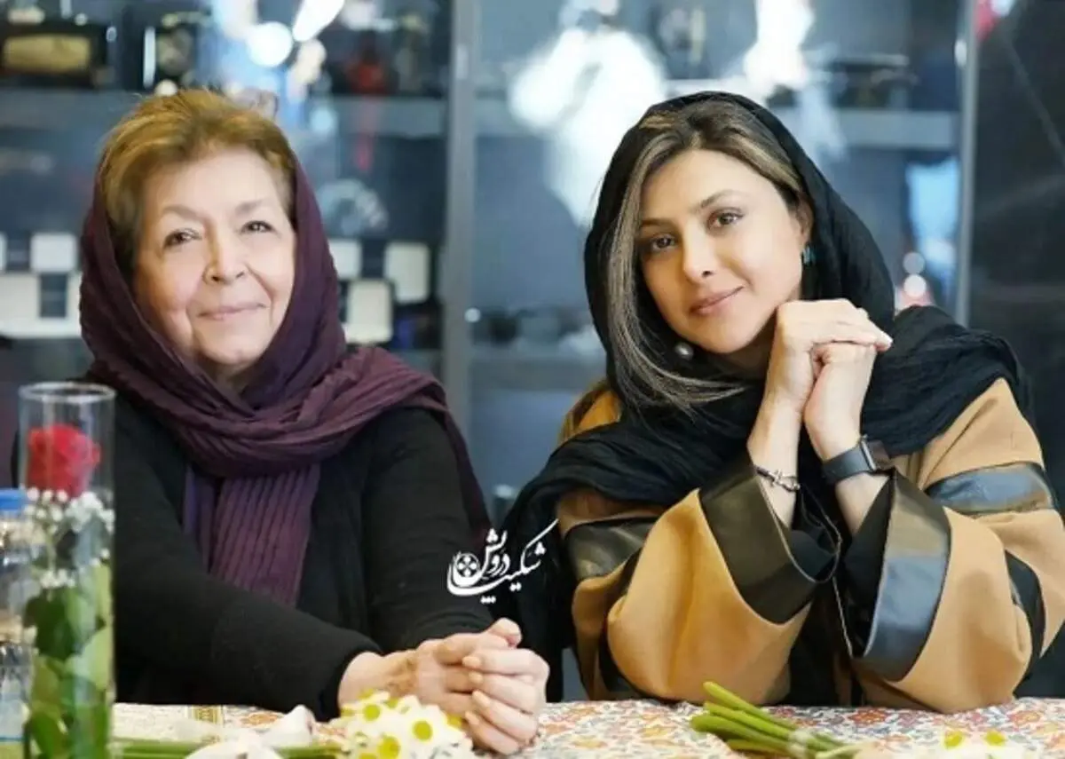 تصاویر جدید از آزاده صمدی در مراسم امضای کتاب