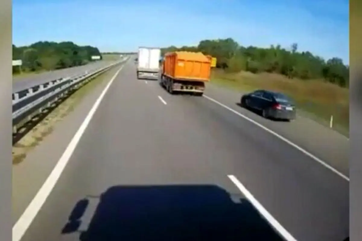 پرس شدن یک خودرو بین دو کامیون به دلیل سبقت غیرمجاز + فیلم