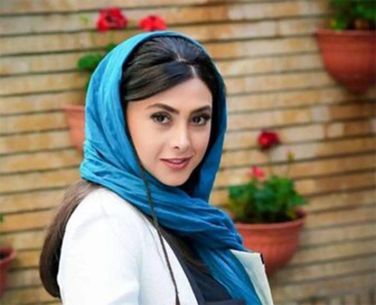 کافه گردی آزاده صمدی با استایل خاص و مانتوی زیبا +عکس