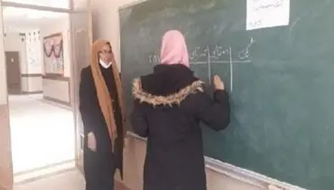 معلمی که با وجود بیماری فرشته‌وار به دور شاگردانش می‌چرخد