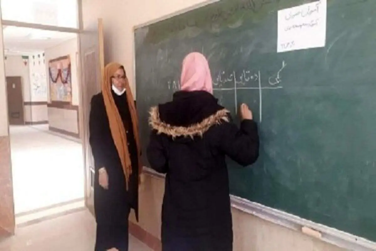 معلمی که با وجود بیماری فرشته‌وار به دور شاگردانش می‌چرخد