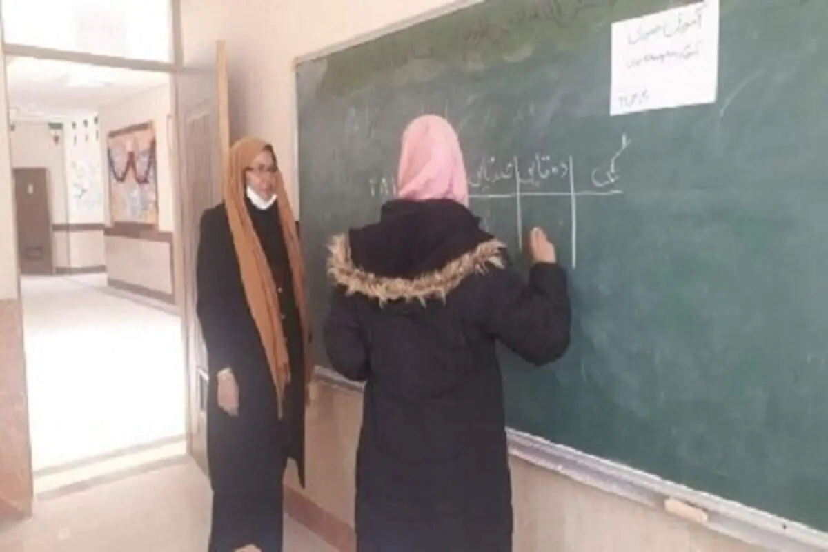 معلمی که با وجود بیماری فرشته‌وار به دور شاگردانش می‌چرخد