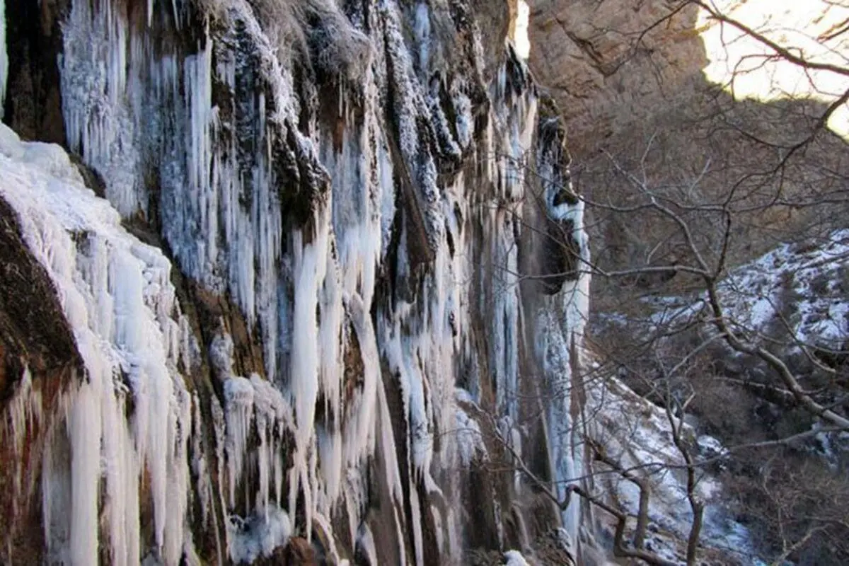تصاویری دیدنی از یخ بستن آبشار مارگون + فیلم