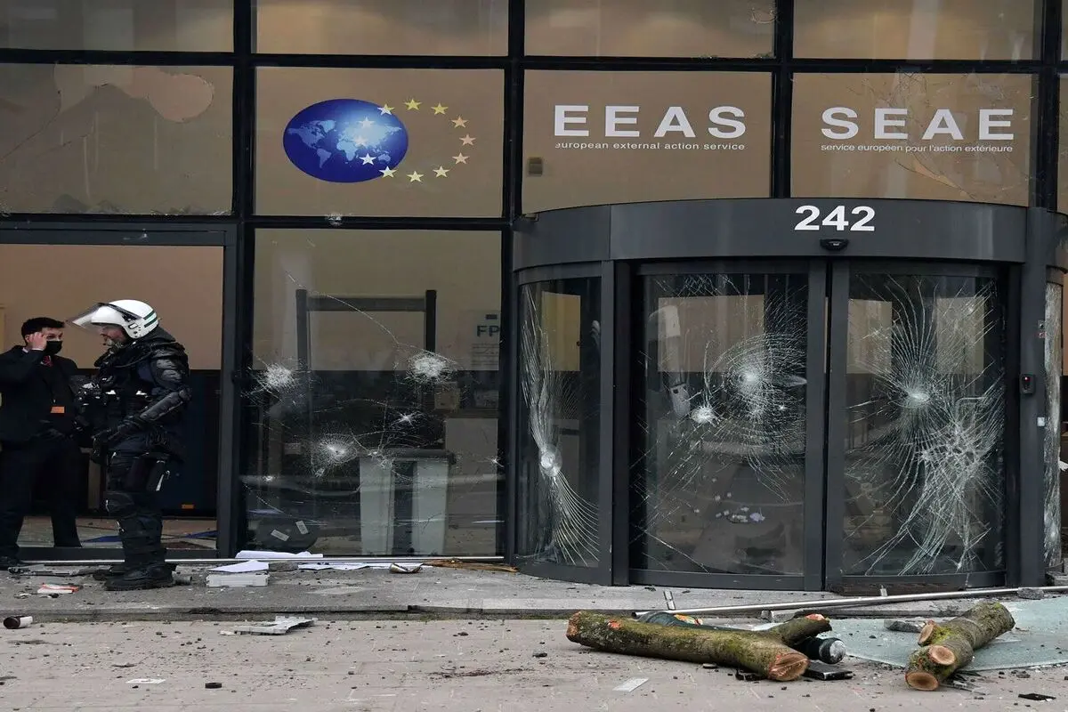 اروپایی ها پرچم اتحادیه اروپا را آتش زدند