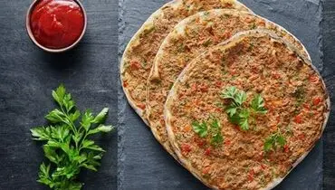 طرز تهیه پیتزا لهجمون با سس سیر