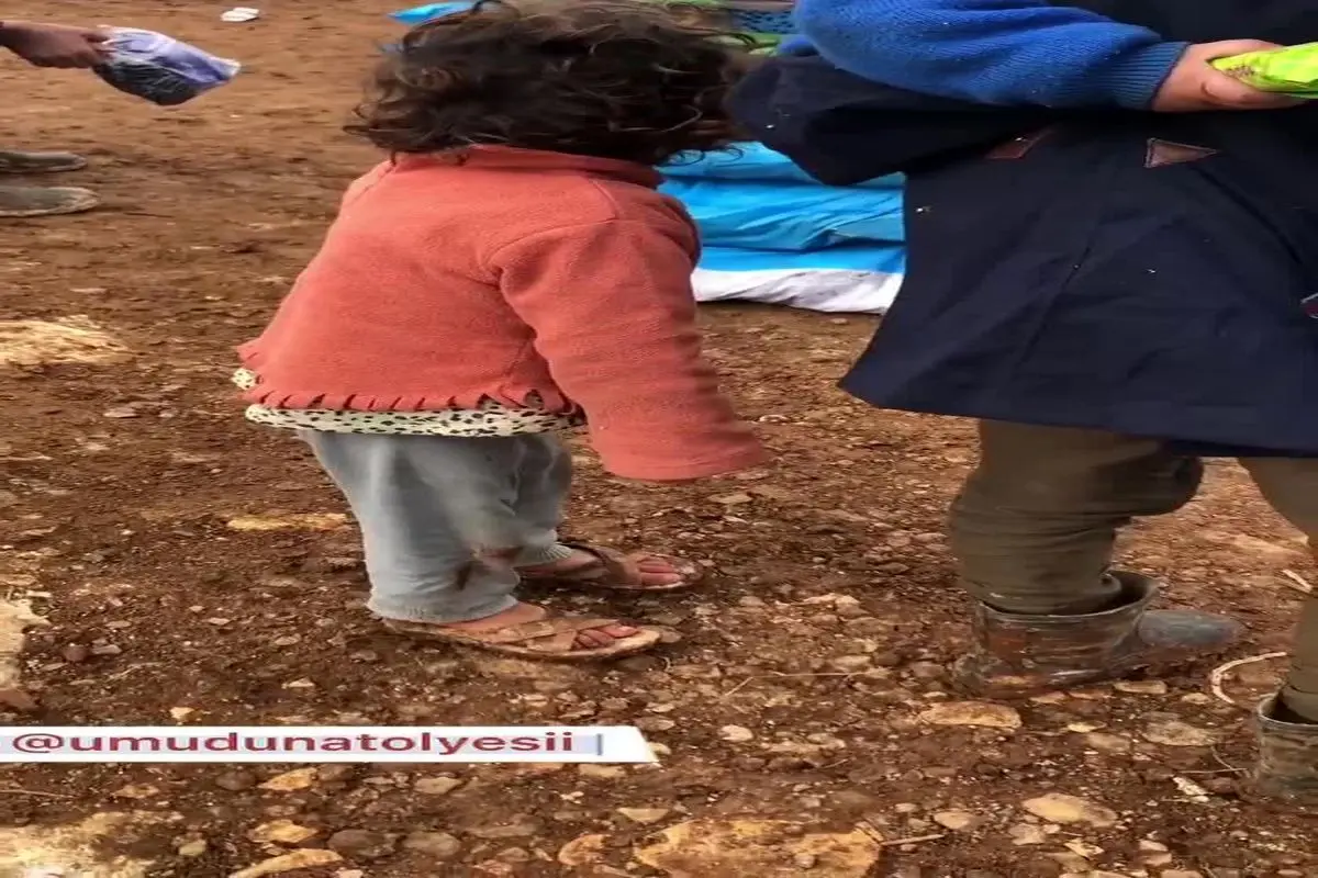 تصاویری دردناک از لرز کودک آواره سوری در سرما + فیلم